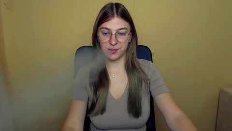 Snapshot of luna_lush_ chatting on 09-17-25, 09:55 Luna online show from 09-17-25, 09:55