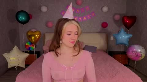 Snapshot of luna_moran chatting on 06-05-26, 05:25 Lina online show from 06-05-26, 05:25