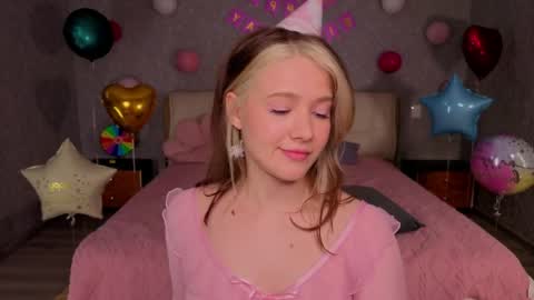 Snapshot of luna_moran chatting on 06-05-26, 06:52 Lina online show from 06-05-26, 06:52