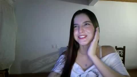 Snapshot of luna_nueva_ chatting on 04-18-26, 11:27 LUNA online show from 04-18-26, 11:27