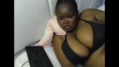 lunabloom01 online show from 12-18-25, 02:56