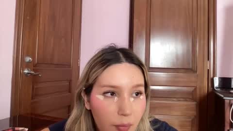 Snapshot of lunacatss chatting on 04-27-26, 02:37 Lunacats online show from 04-27-26, 02:37