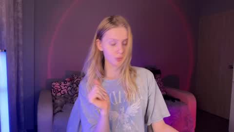 Snapshot of lunacyy chatting on 09-08-25, 04:06 Britney online show from 09-08-25, 04:06