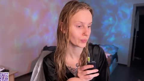 Snapshot of lunacyy chatting on 09-09-25, 12:37 Britney online show from 09-09-25, 12:37