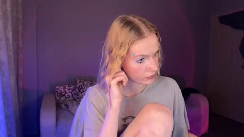 Snapshot of lunacyy chatting on 09-10-25, 04:07 Britney online show from 09-10-25, 04:07