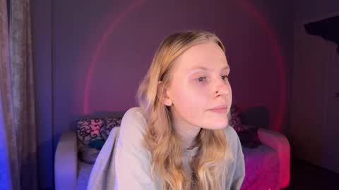 Snapshot of lunacyy chatting on 09-11-25, 03:45 Britney online show from 09-11-25, 03:45