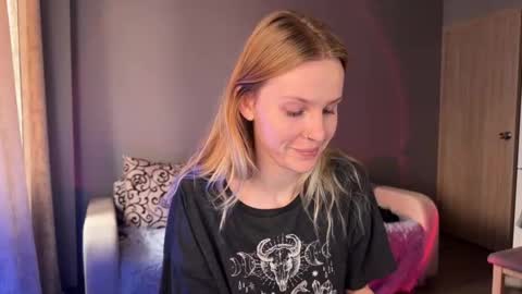 Snapshot of lunacyy chatting on 09-20-25, 05:19 Britney online show from 09-20-25, 05:19