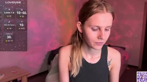 Snapshot of lunacyy chatting on 10-04-25, 08:07 Britney online show from 10-04-25, 08:07