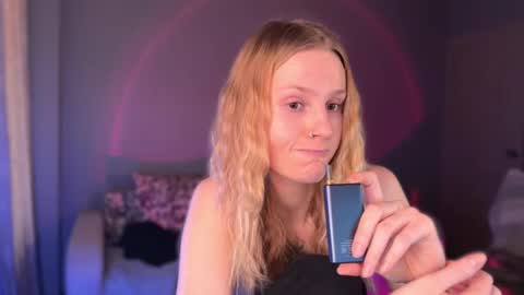 Snapshot of lunacyy chatting on 10-05-25, 08:12 Britney online show from 10-05-25, 08:12