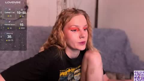 Snapshot of lunacyy chatting on 10-25-25, 04:02 Britney online show from 10-25-25, 04:02