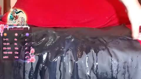 Snapshot of lunalatinacoo chatting on 12-31-24, 12:25 LUNA online show from 12-31-24, 12:25