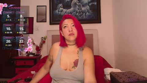 Snapshot of lunalatinacoo chatting on 10-19-25, 10:27 LUNA online show from 10-19-25, 10:27