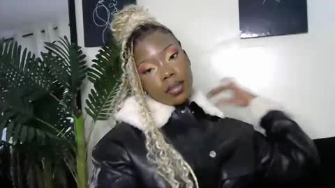 Snapshot of lunar_chocolate000 chatting on 04-22-26, 07:33 Smiley online show from 04-22-26, 07:33