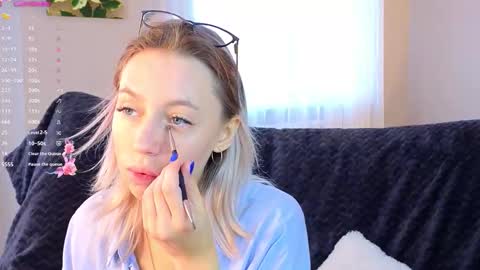 Snapshot of lunariabliss chatting on 09-20-25, 02:40 Kelly online show from 09-20-25, 02:40