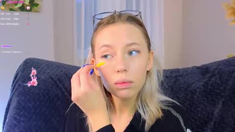 Snapshot of lunariabliss chatting on 09-29-25, 02:44 Kelly online show from 09-29-25, 02:44