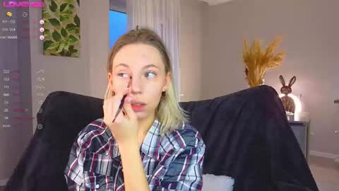 Snapshot of lunariabliss chatting on 10-13-25, 02:39 Kelly online show from 10-13-25, 02:39