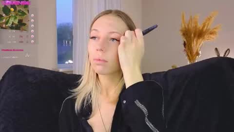 Snapshot of lunariabliss chatting on 10-16-25, 02:40 Kelly online show from 10-16-25, 02:40