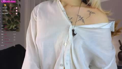 Snapshot of lunariabliss chatting on 10-20-25, 03:01 Kelly online show from 10-20-25, 03:01