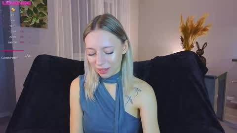 Snapshot of lunariabliss chatting on 10-23-25, 02:49 Kelly online show from 10-23-25, 02:49