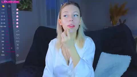 Snapshot of lunariabliss chatting on 10-24-25, 02:35 Kelly online show from 10-24-25, 02:35