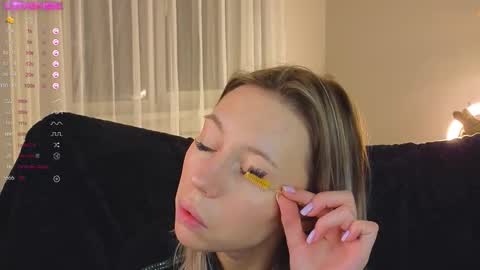 Snapshot of lunariabliss chatting on 10-27-25, 02:43 Kelly online show from 10-27-25, 02:43