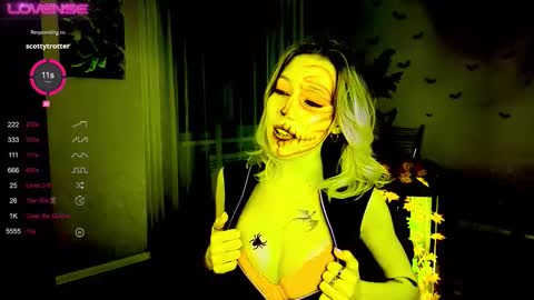 Snapshot of lunariabliss chatting on 10-31-25, 02:40 Kelly online show from 10-31-25, 02:40