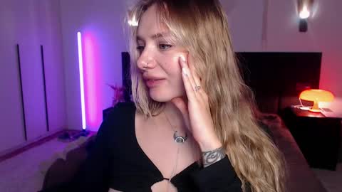 LunaticaBae online show from 02-22-25, 07:34