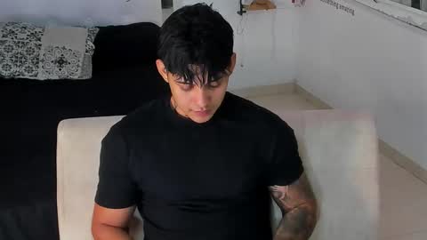 Snapshot of lunay_xtreemboy chatting on 11-12-25, 12:22 Lunay online show from 11-12-25, 12:22