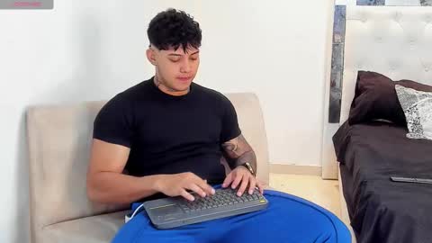 Snapshot of lunay_xtreemboy chatting on 01-08-26, 12:46 Lunay online show from 01-08-26, 12:46