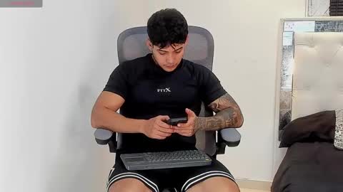 Snapshot of lunay_xtreemboy chatting on 01-13-26, 12:27 Lunay online show from 01-13-26, 12:27