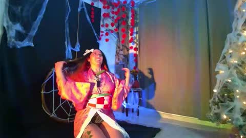 Snapshot of lunnaa1_ chatting on 10-30-25, 04:14 Luna online show from 10-30-25, 04:14