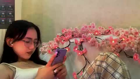 Snapshot of lupefaulker chatting on 06-15-26, 01:13 Roxie online show from 06-15-26, 01:13
