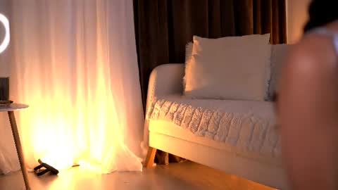 Snapshot of luvcaprice chatting on 06-19-26, 02:43 Caprice online show from 06-19-26, 02:43