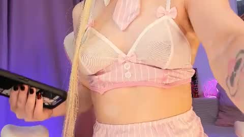 Snapshot of luvienne_sweet chatting on 06-21-26, 01:41 Luvienne Belle online show from 06-21-26, 01:41