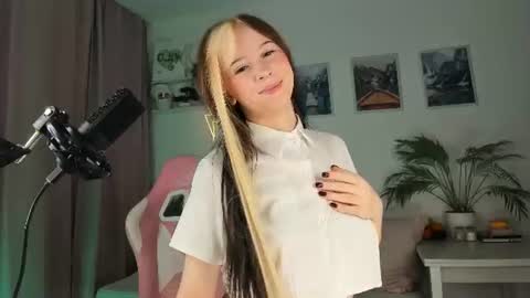 Snapshot of luvienne_sweet chatting on 07-16-26, 03:23 Luvienne Belle online show from 07-16-26, 03:23