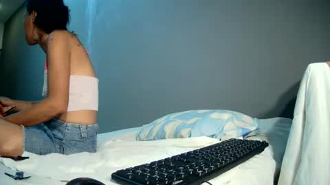 Snapshot of luvu4everxxx chatting on 07-13-26, 03:26 Bee Bee online show from 07-13-26, 03:26