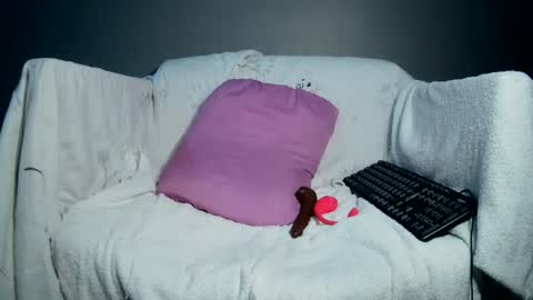 Snapshot of luvu4everxxx chatting on 07-20-26, 02:37 Bee Bee online show from 07-20-26, 02:37