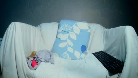 Snapshot of luvu4everxxx chatting on 07-30-26, 04:44 Bee Bee online show from 07-30-26, 04:44