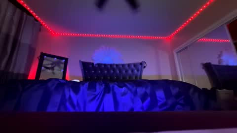 Snapshot of luvvlee chatting on 10-13-25, 02:28 luvvlee online show from 10-13-25, 02:28