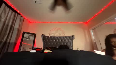 Snapshot of luvvlee chatting on 10-17-25, 12:01 luvvlee online show from 10-17-25, 12:01