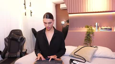 Snapshot of luxa_velvett chatting on 03-20-26, 01:16 Luxa online show from 03-20-26, 01:16