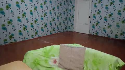 Snapshot of luxeboy_ chatting on 11-04-25, 08:08 Mike online show from 11-04-25, 08:08