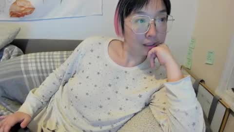 Snapshot of luxgray chatting on 11-14-25, 02:10 LuxGray online show from 11-14-25, 02:10