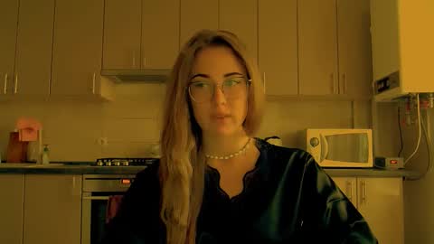 Snapshot of luxie_queen chatting on 09-12-25, 06:35 Katie online show from 09-12-25, 06:35