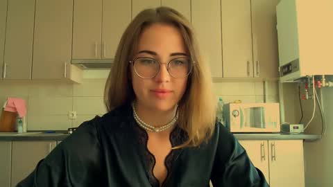 Snapshot of luxie_queen chatting on 09-21-25, 07:43 Katie online show from 09-21-25, 07:43