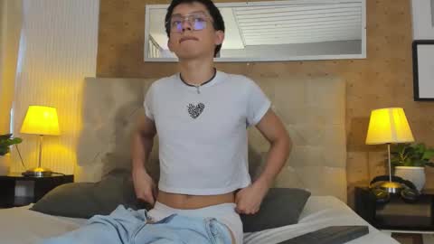 Snapshot of lyan_twink chatting on 10-21-25, 07:47 Lyan online show from 10-21-25, 07:47
