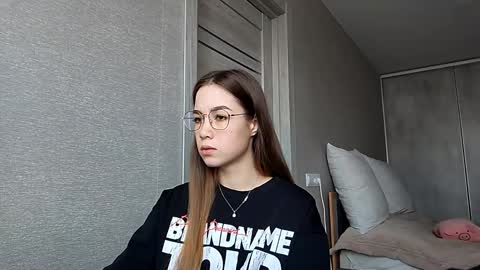 Mia online show from 12-22-25, 04:09