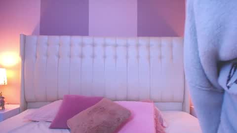 Snapshot of lyn_smith_ chatting on 12-23-24, 11:14 Lyn online show from 12-23-24, 11:14