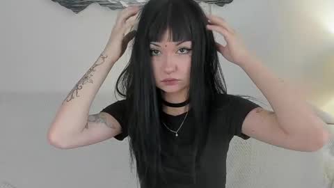 Snapshot of lyne19 chatting on 04-27-26, 08:01 Mia online show from 04-27-26, 08:01