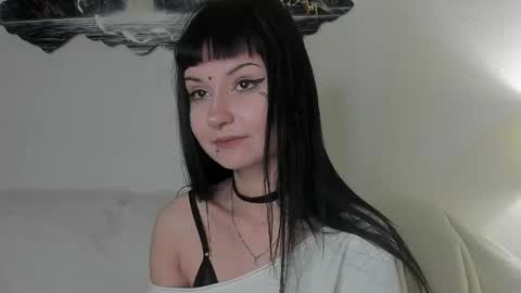 Snapshot of lyne19 chatting on 04-28-26, 07:46 Mia online show from 04-28-26, 07:46